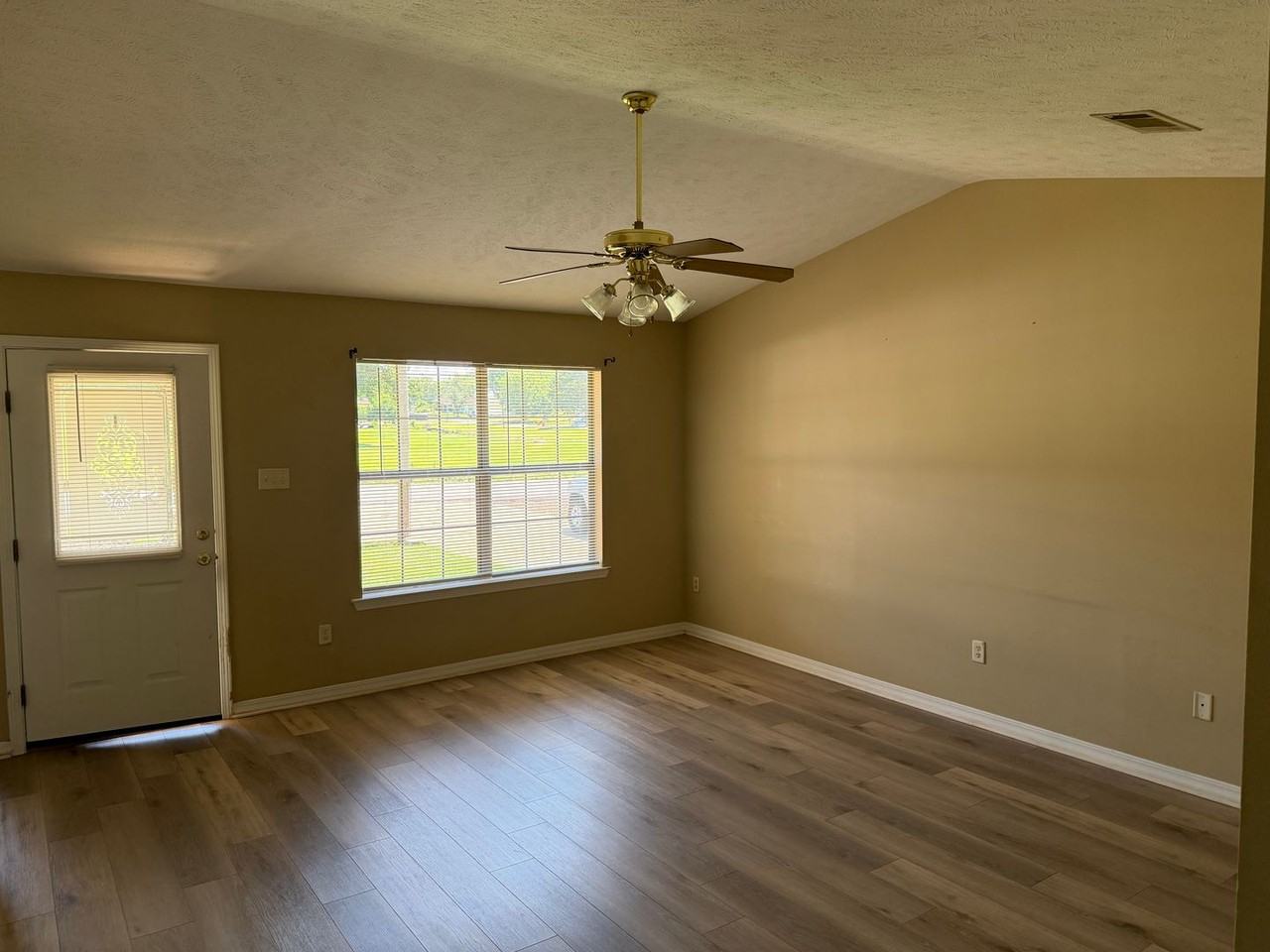 209 E Center St - Photo 3 of 8