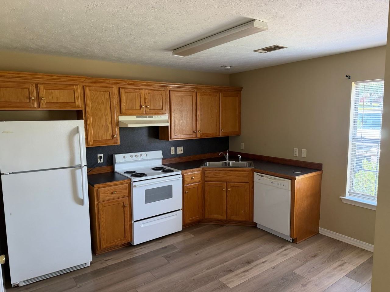 209 E Center St - Photo 4 of 8