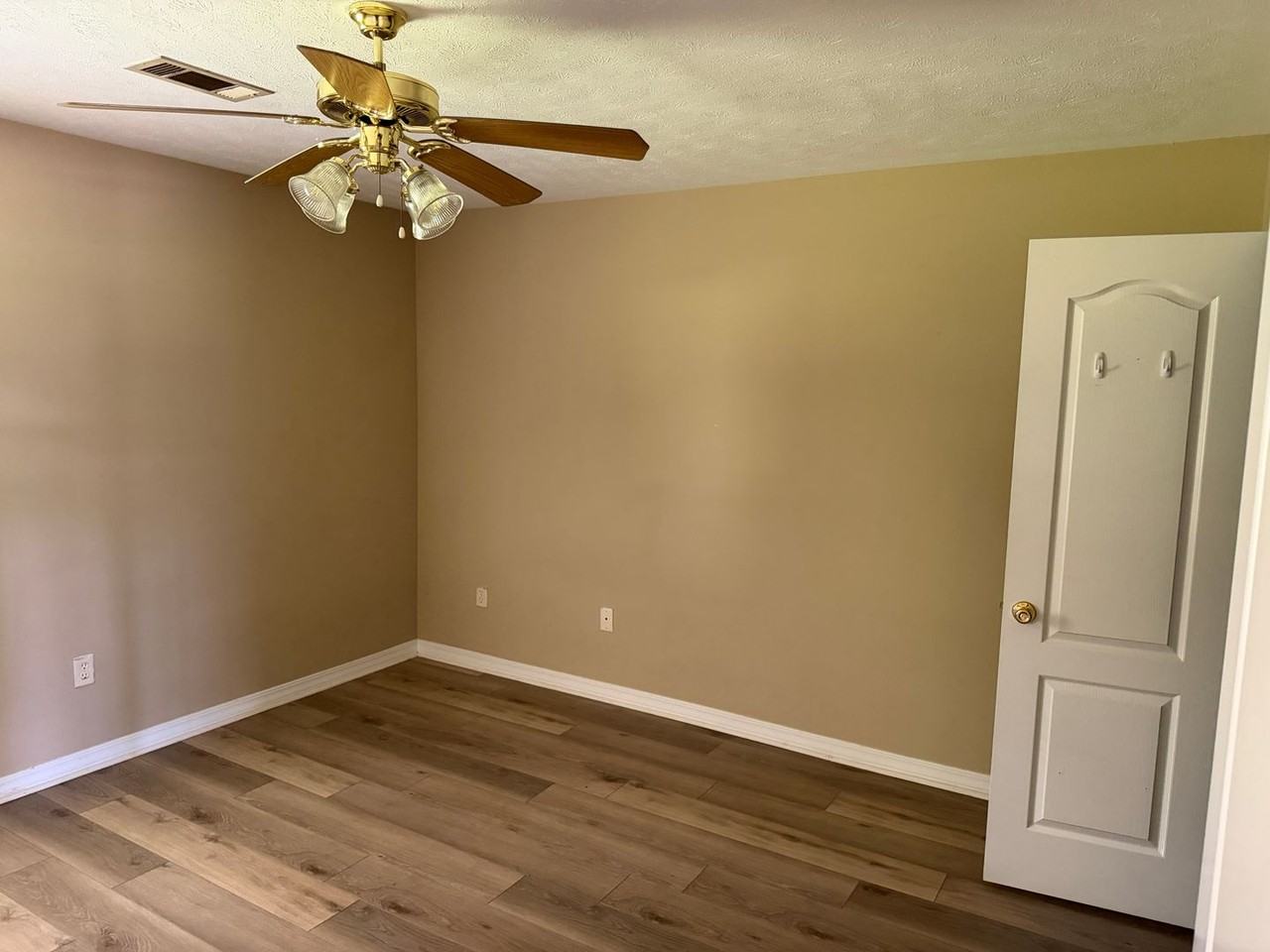 209 E Center St - Photo 6 of 8