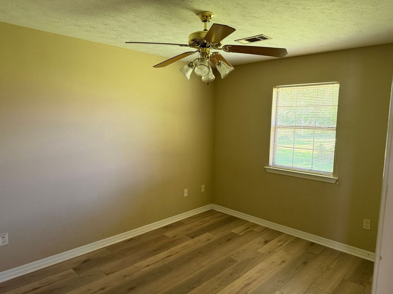 209 E Center St - Photo 7 of 8