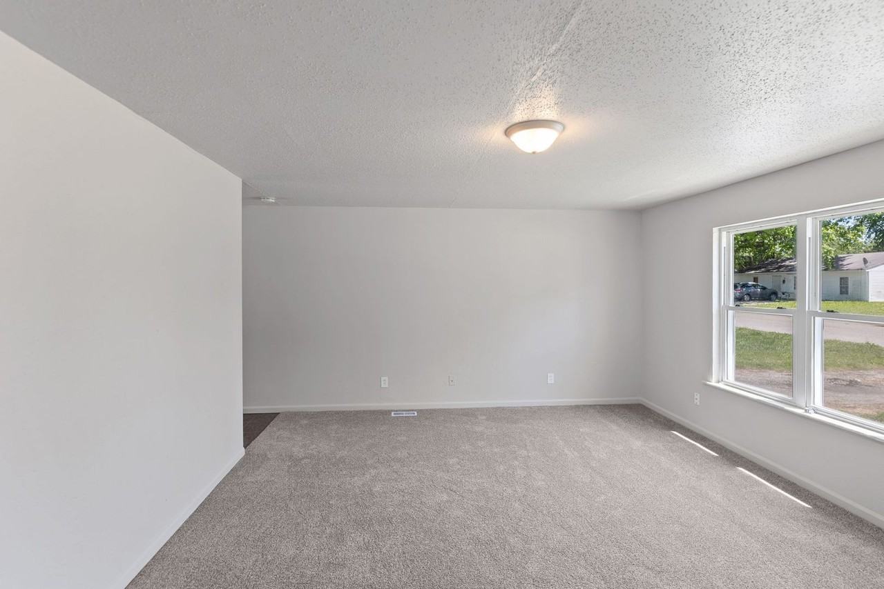 47 Saint Henry Dr - Photo 3 of 10