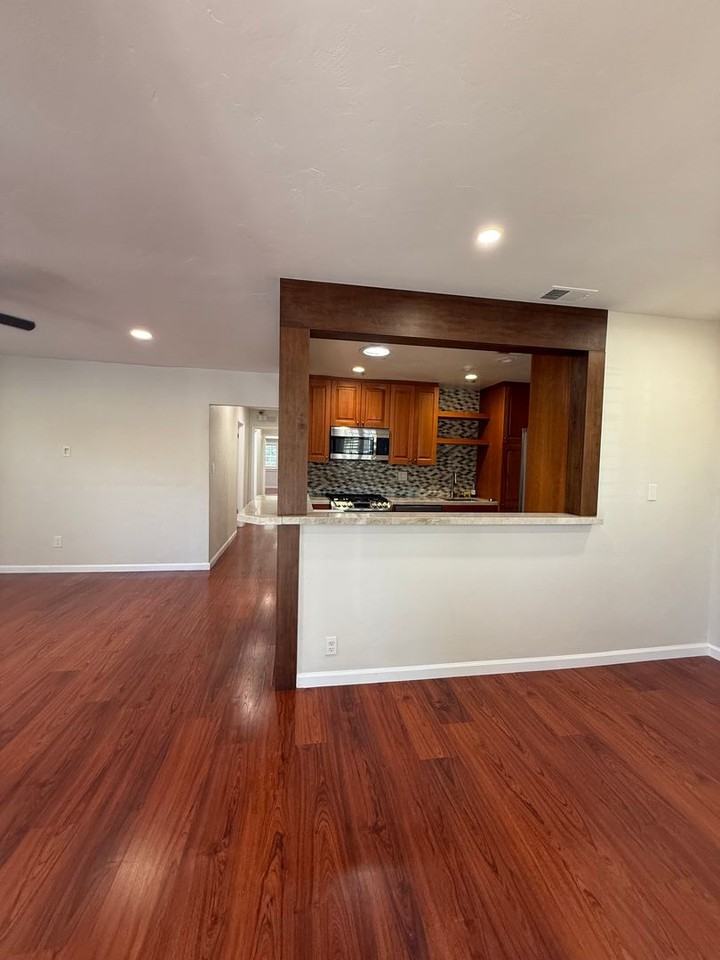 334 Roanoke Rd - Photo 3 of 33