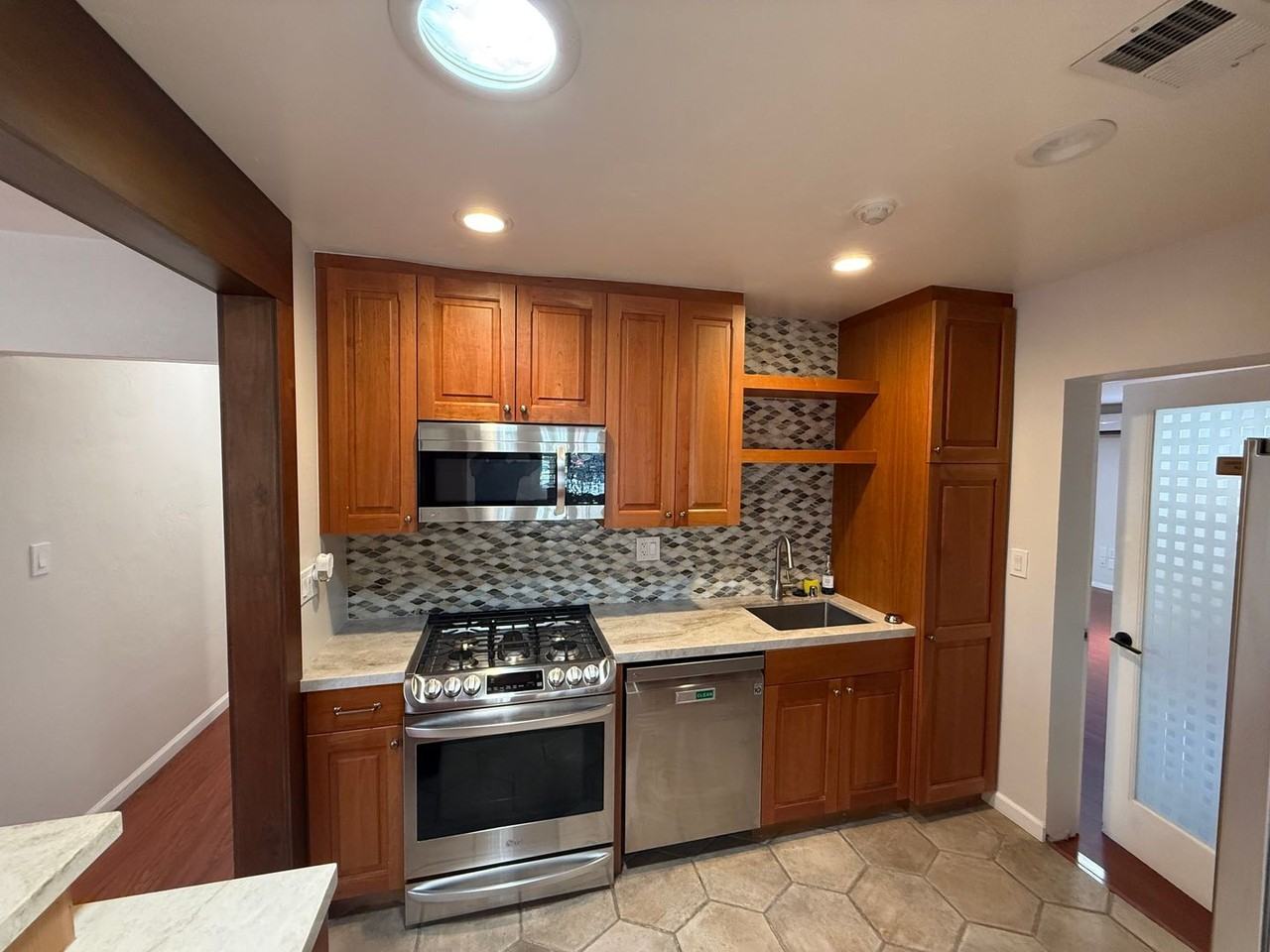 334 Roanoke Rd - Photo 4 of 33