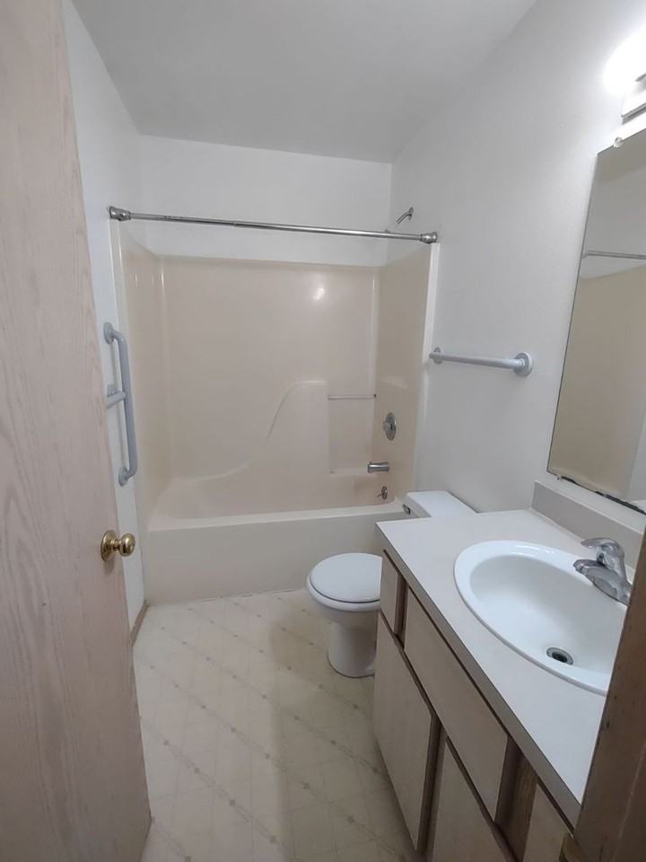 601 Sunset Ave Ne #A - Photo 6 of 9