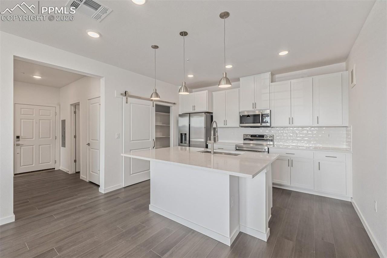 2252 Arikaree Hts - Photo 3 of 27