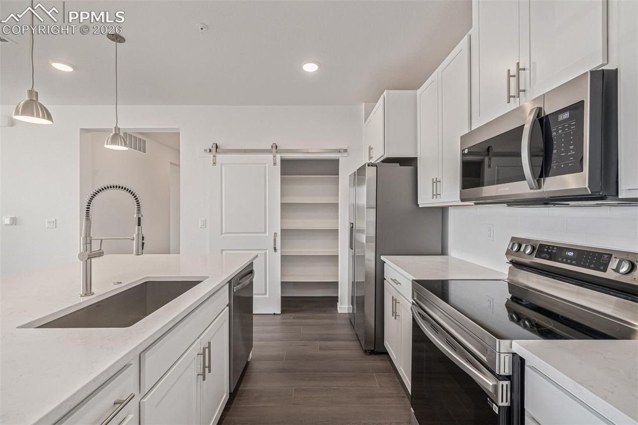 2252 Arikaree Hts - Photo 4 of 27