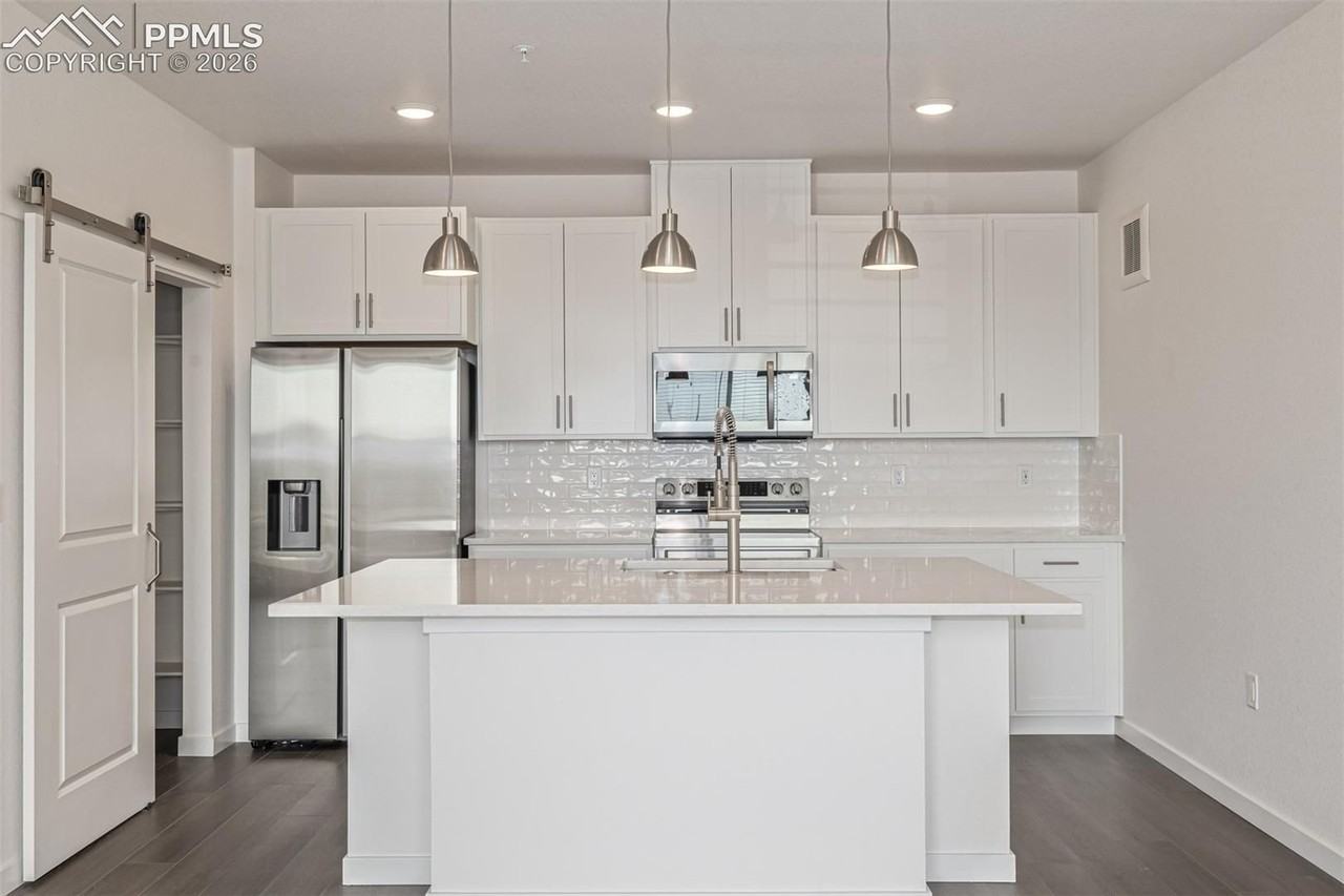 2252 Arikaree Hts - Photo 6 of 27