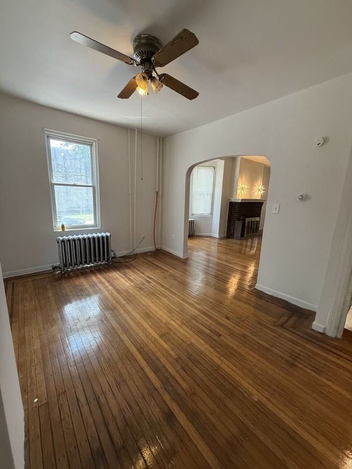 1101 Parker St - Photo 5 of 13