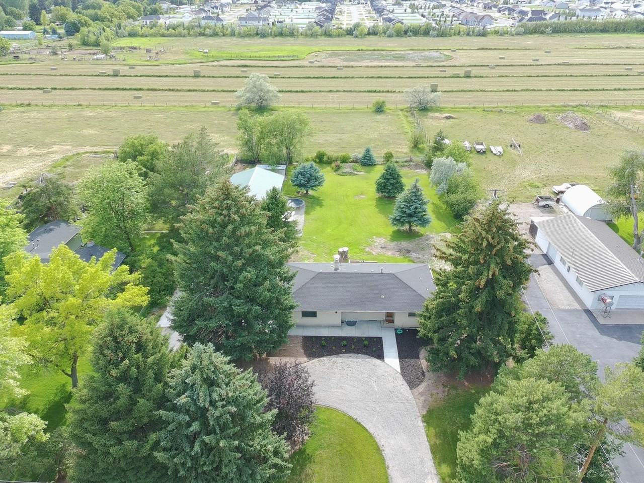 4267 N 55th E - Photo 3 of 6