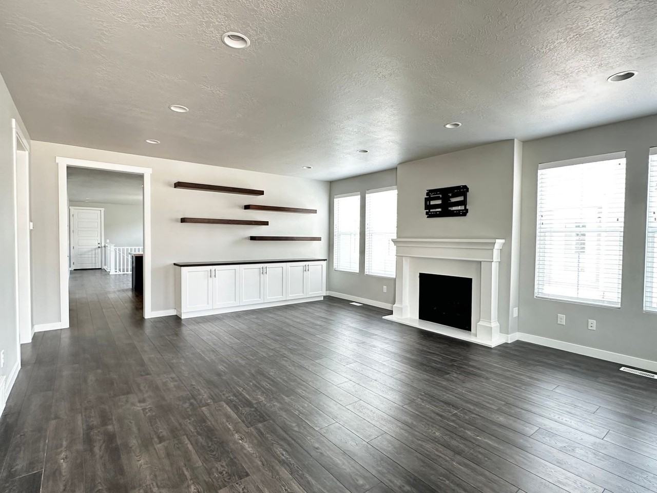 5042 W Willow Way - Photo 4 of 35