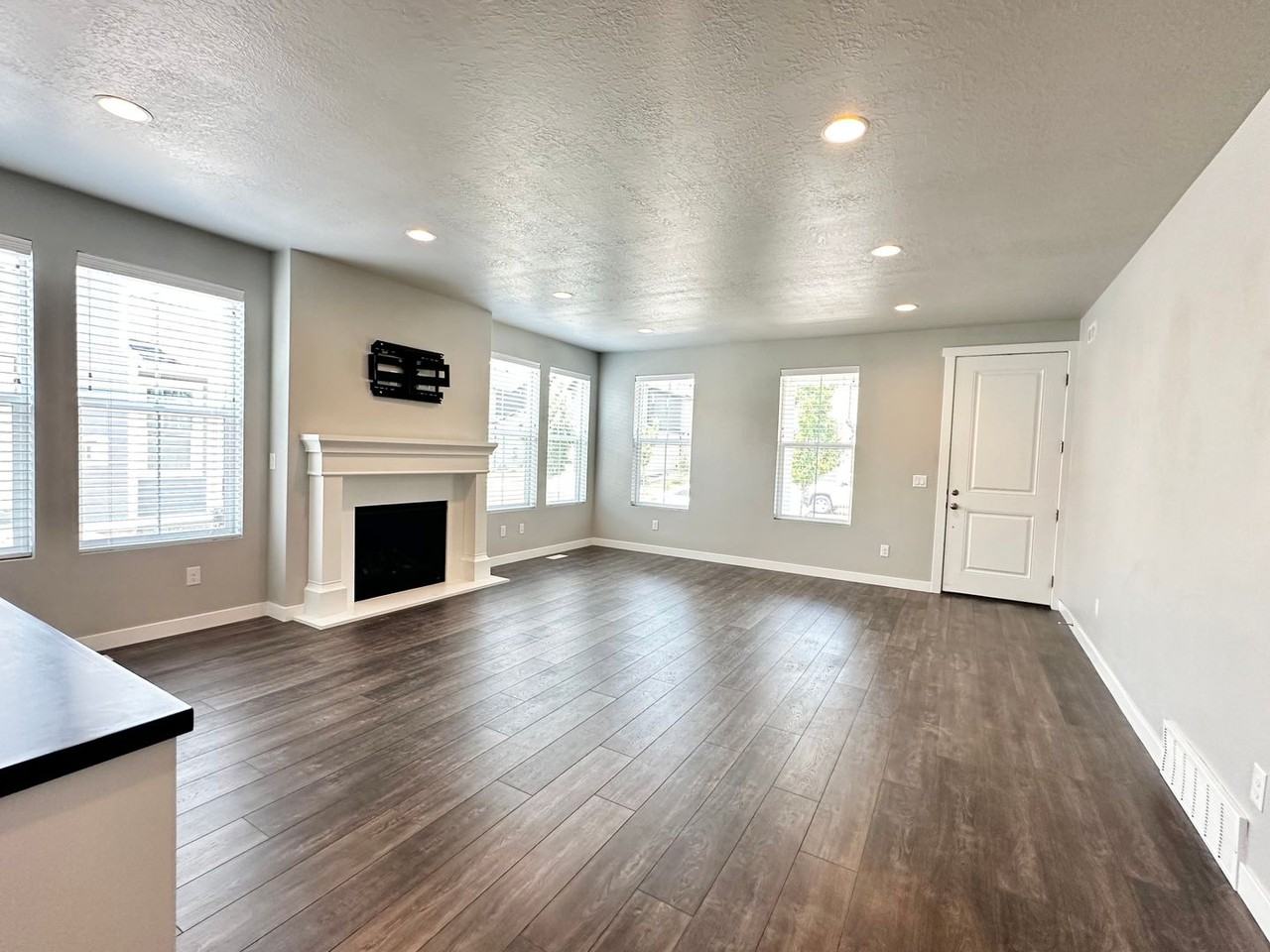 5042 W Willow Way - Photo 5 of 35