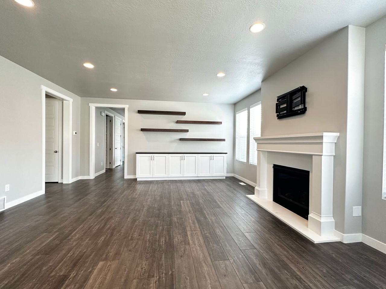 5042 W Willow Way - Photo 6 of 35