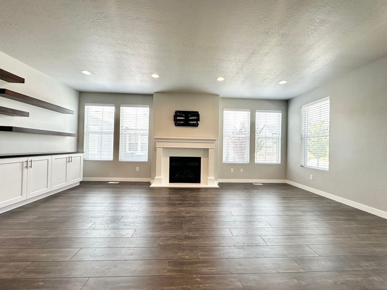 5042 W Willow Way - Photo 7 of 35