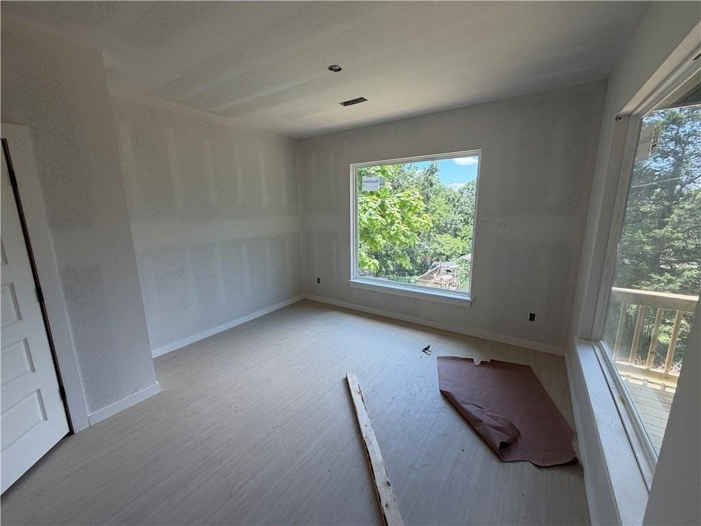1537 E 5th St - Photo 5 of 25
