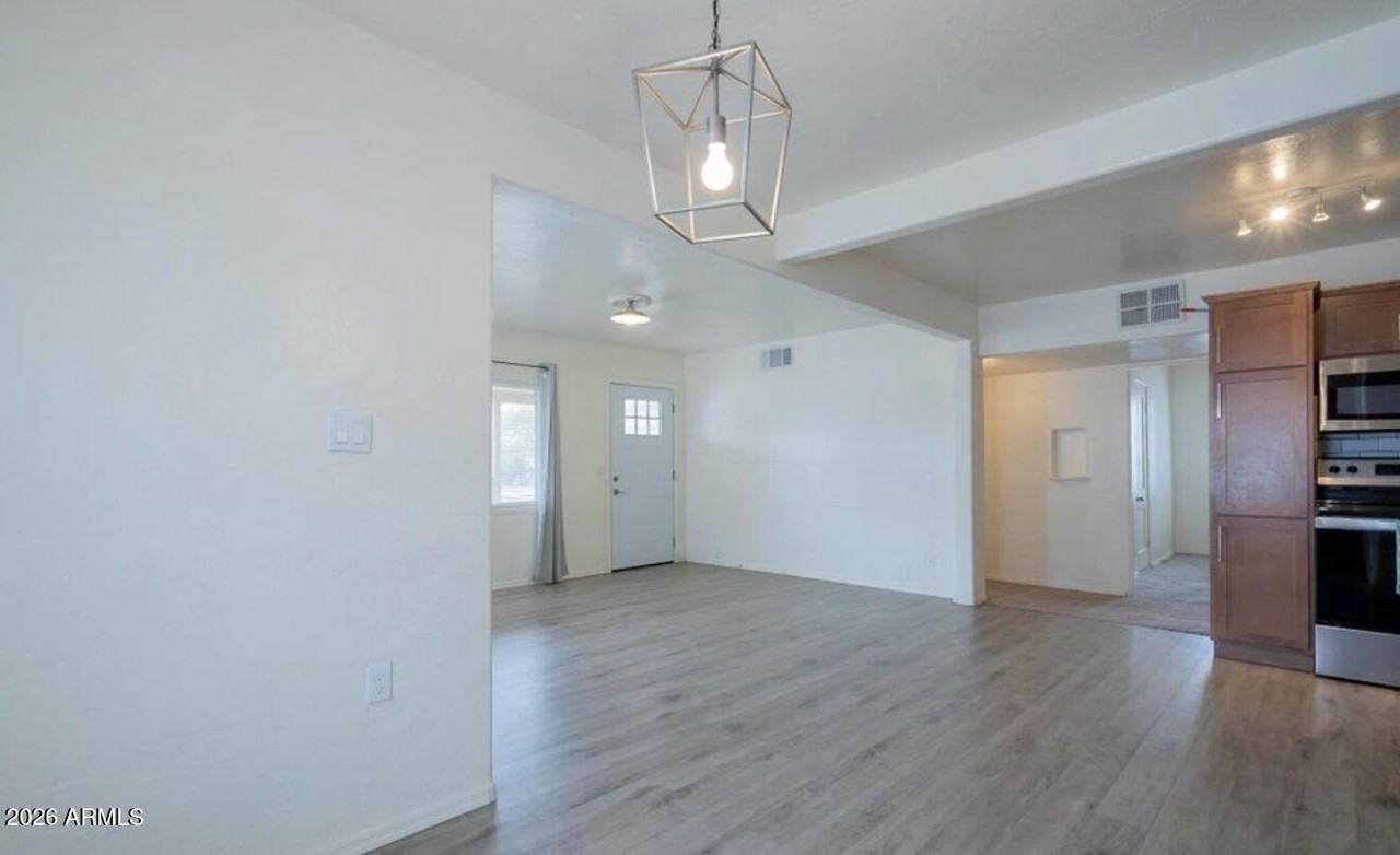 370 W Pima Ave - Photo 4 of 24
