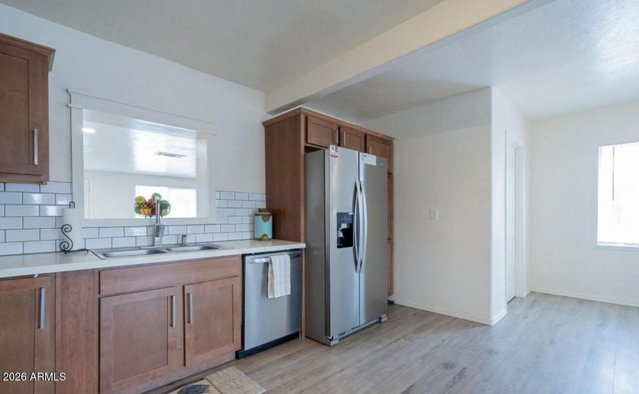 370 W Pima Ave - Photo 7 of 24