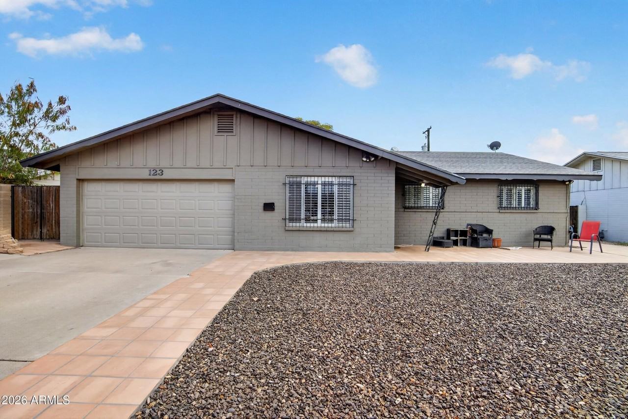 123 E Erie Dr