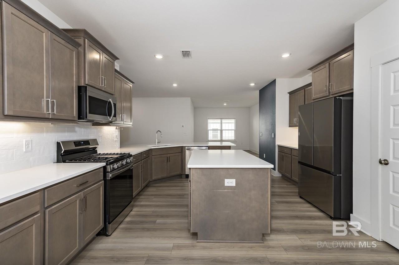 231 Bronze St - Photo 3 of 50