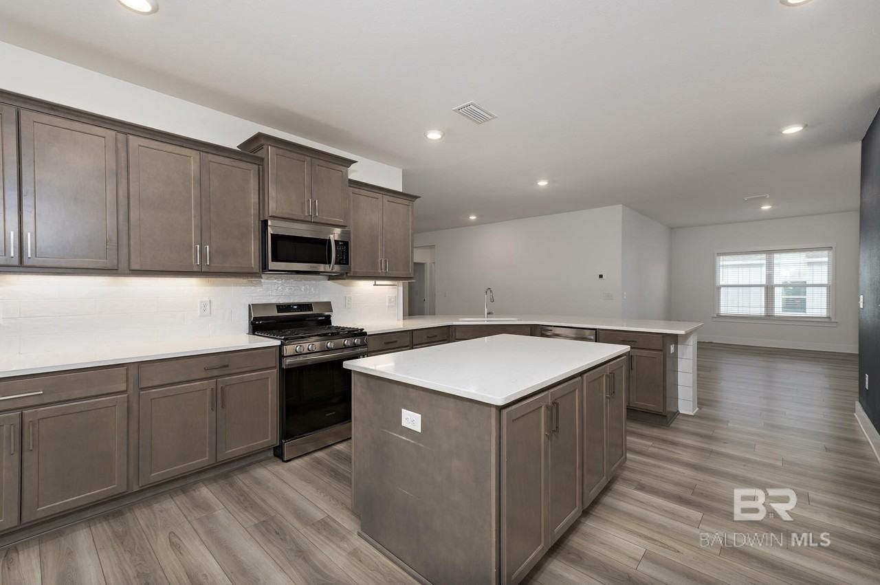 231 Bronze St - Photo 4 of 50