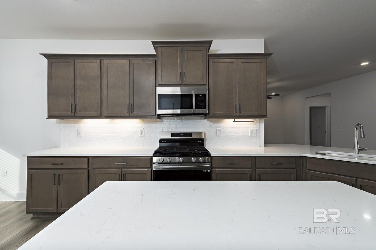 231 Bronze St - Photo 5 of 50