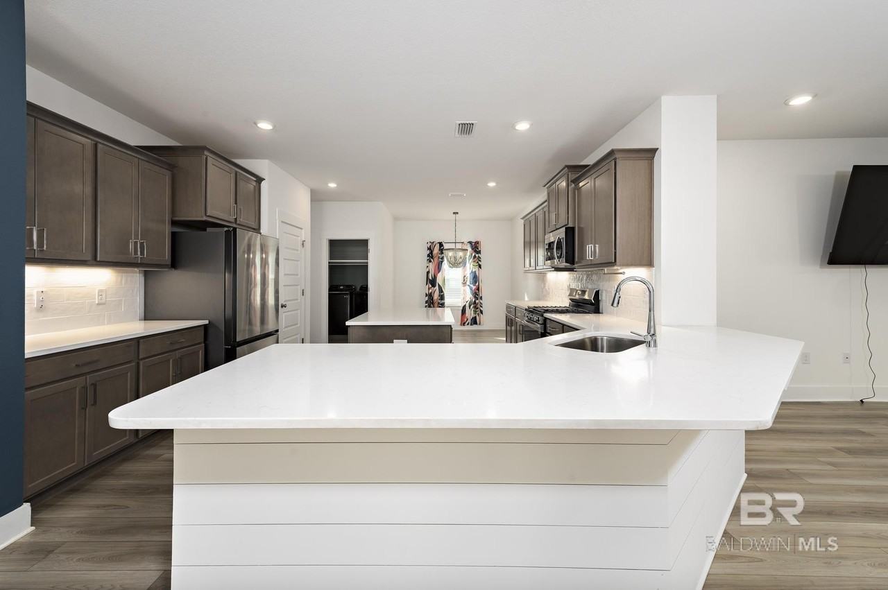 231 Bronze St - Photo 6 of 50