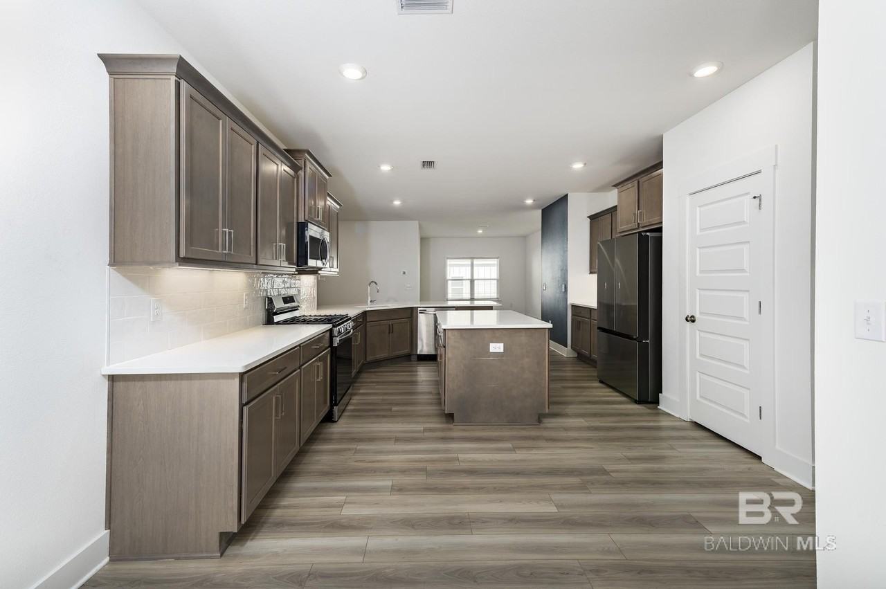 231 Bronze St - Photo 7 of 50
