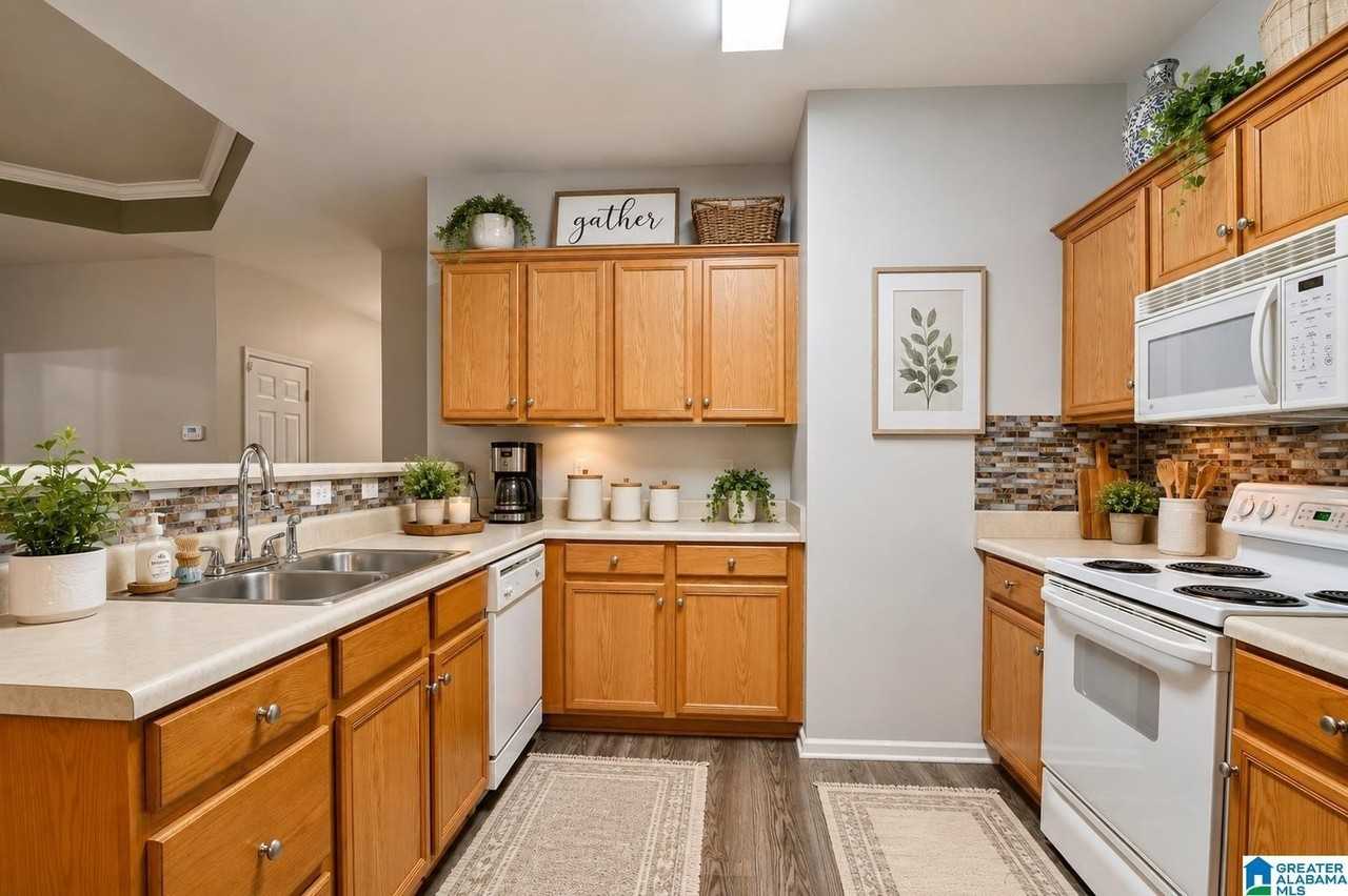 560 Summit Cir - Photo 3 of 16