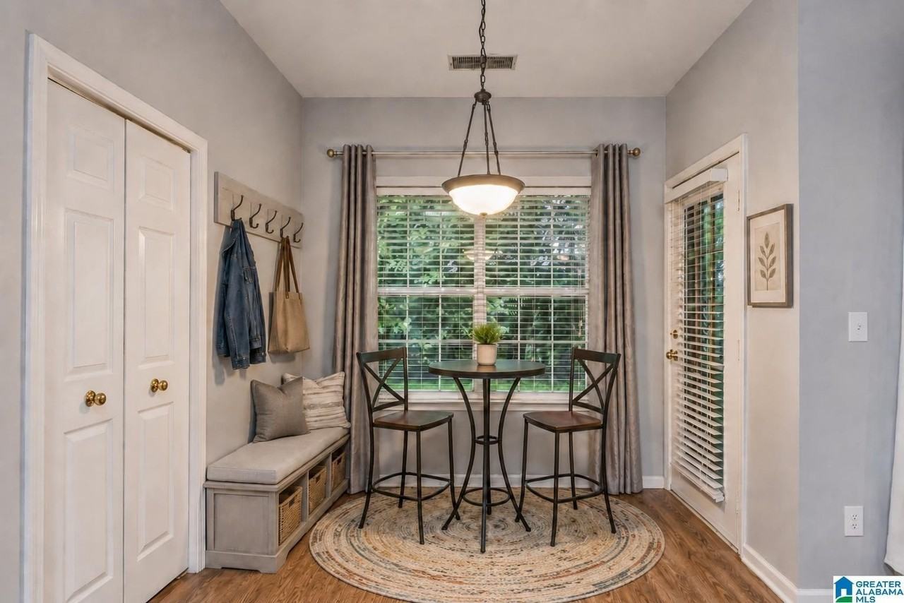 560 Summit Cir - Photo 4 of 16