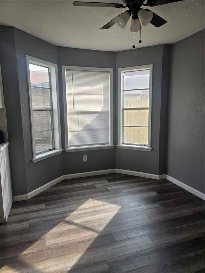 2306 Vialoux Dr - Photo 4 of 12