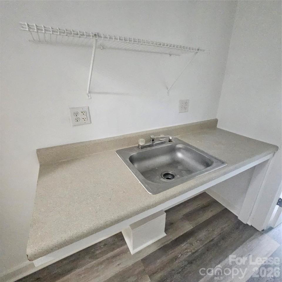 805 S Confederate Ave - Photo 5 of 7