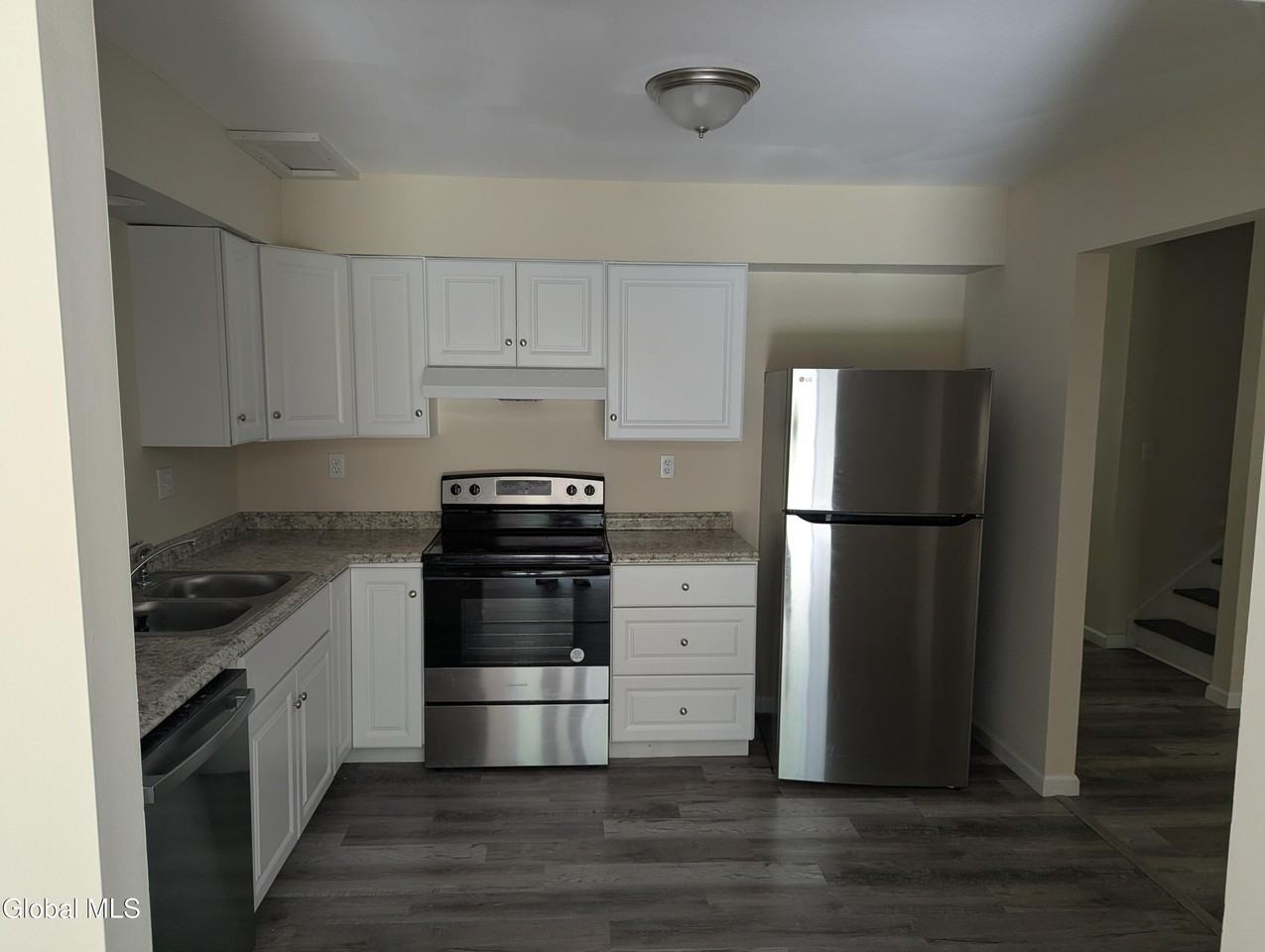 30 Clubhouse Dr - Photo 4 of 10