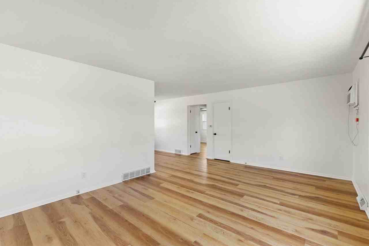 102 Nw Sharmin Dr - Photo 2 of 13