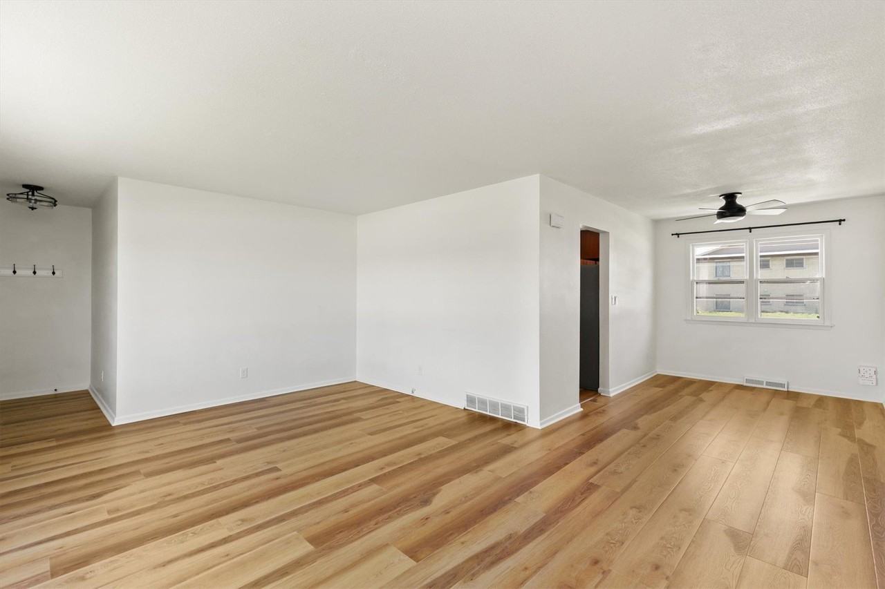 102 Nw Sharmin Dr - Photo 4 of 13