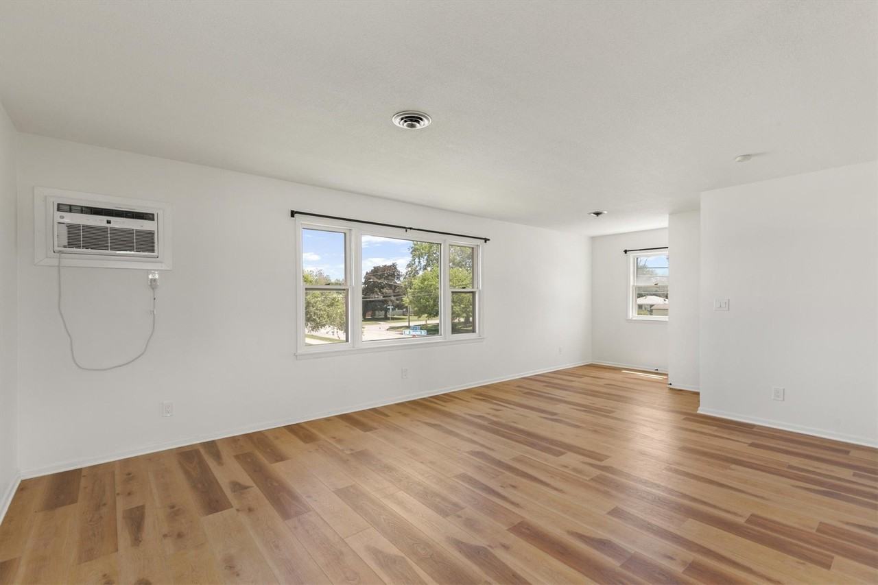 104 Nw Sharmin Dr - Photo 3 of 13
