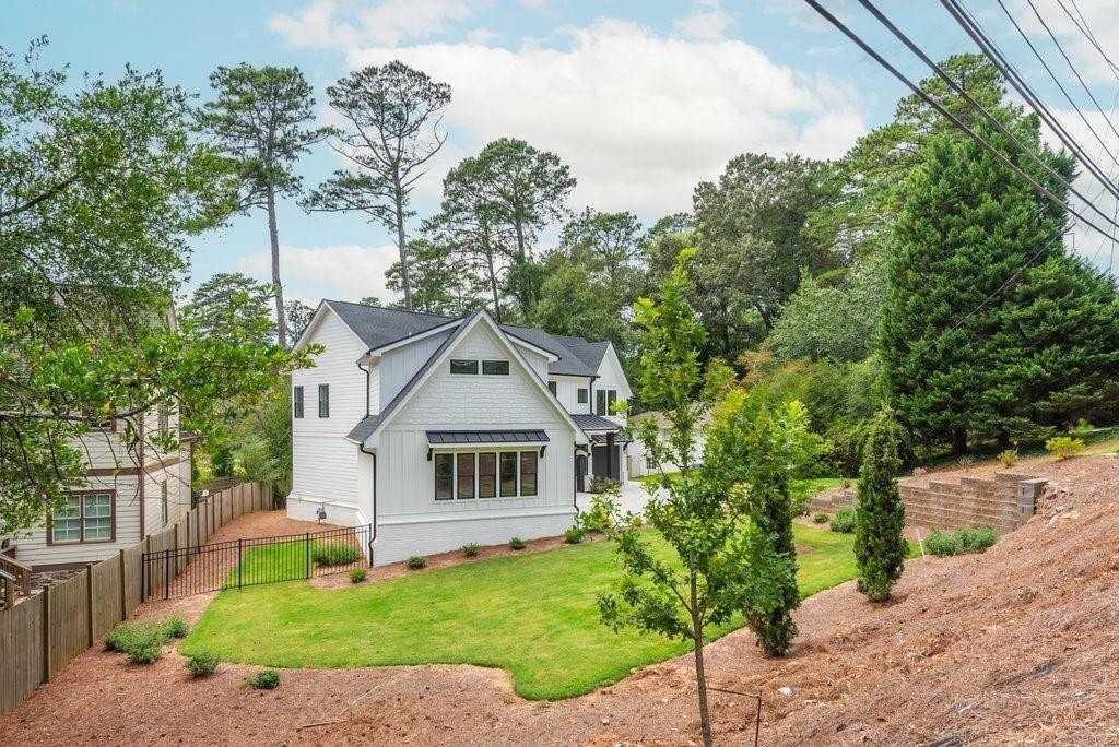 4056 Ashford Dunwoody Rd Ne - Photo 3 of 50