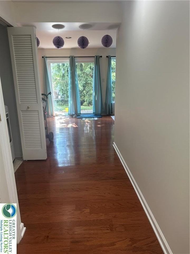 1051 Sparrow Way - Photo 3 of 28