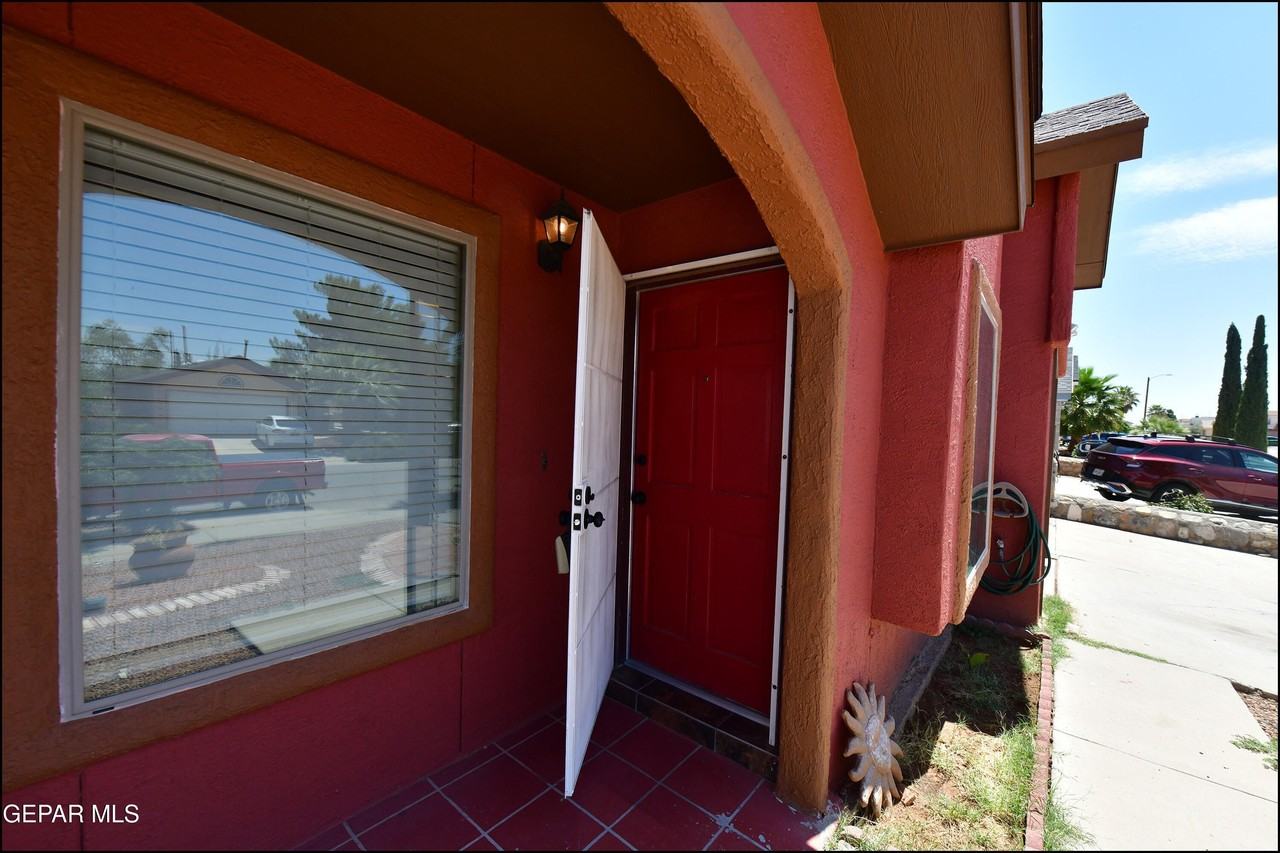 12121 Tower Hill Dr - Photo 5 of 41