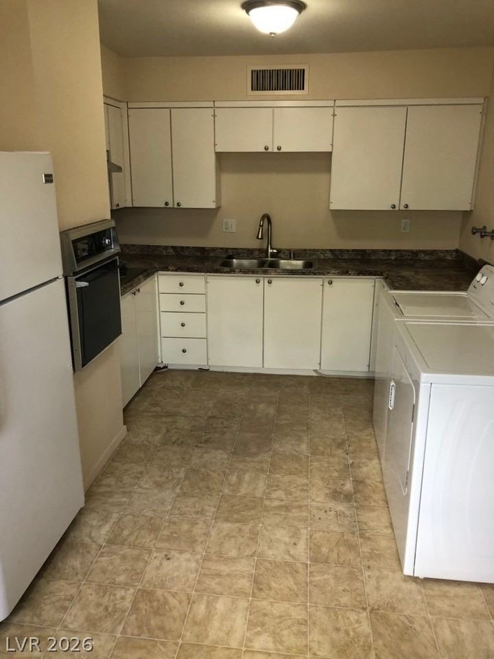 350 E Desert Inn Rd #H201 - Photo 4 of 16