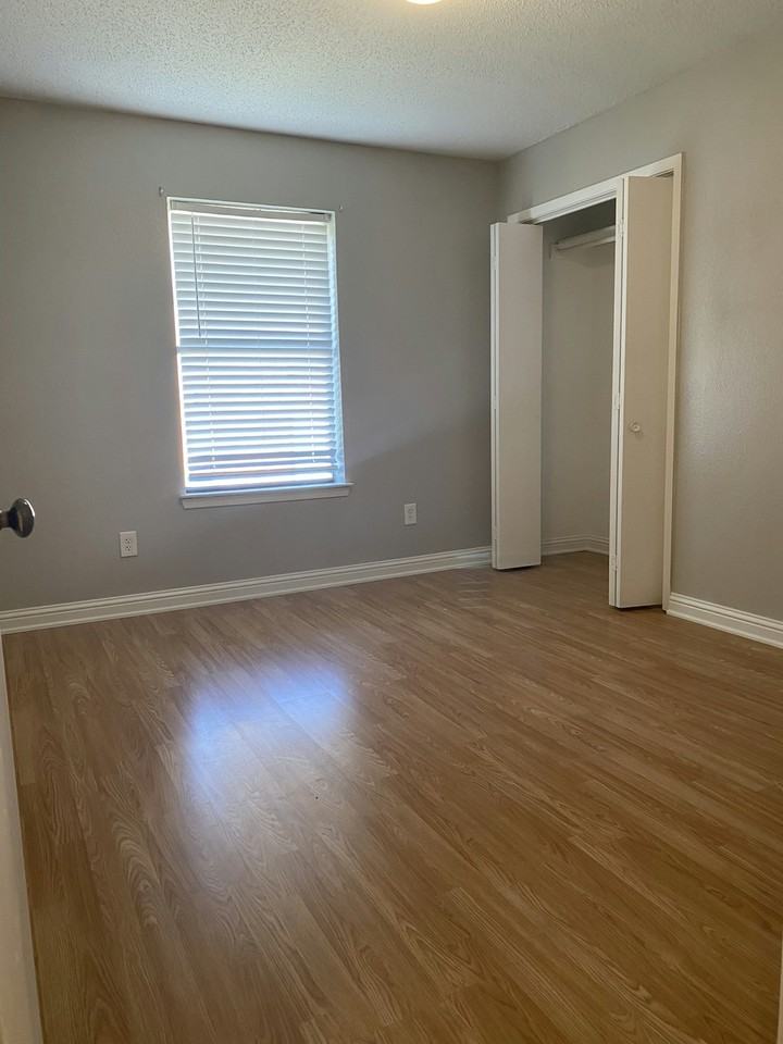 816 Betty Court, Unit B - Photo 5 of 17