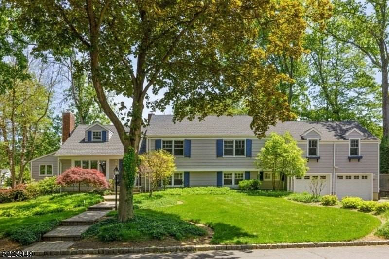 24 Thackeray Dr - Photo 2 of 39
