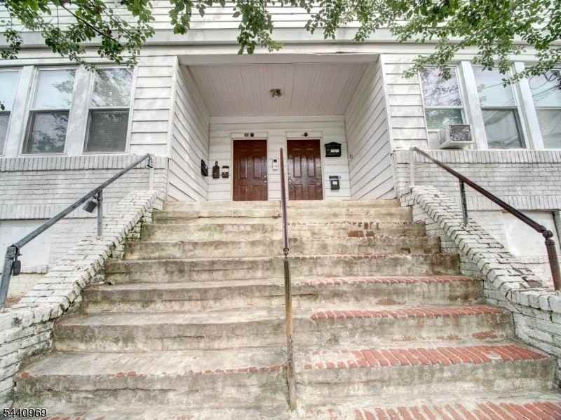 143 Huntington Ter #2R - Photo 2 of 15