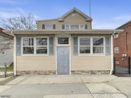 featured image of 27 Honiss St #2