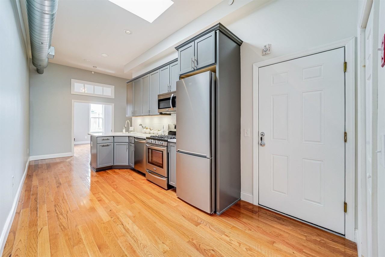 400 Madison St #7 - Photo 3 of 17