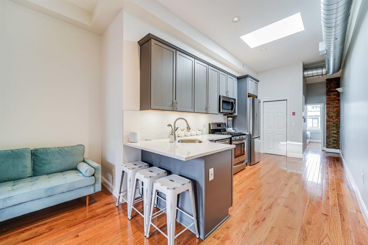 400 Madison St #7 - Photo 4 of 17