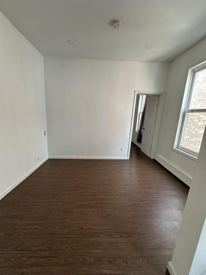 190 Clinton Ave #4 - Photo 4 of 9
