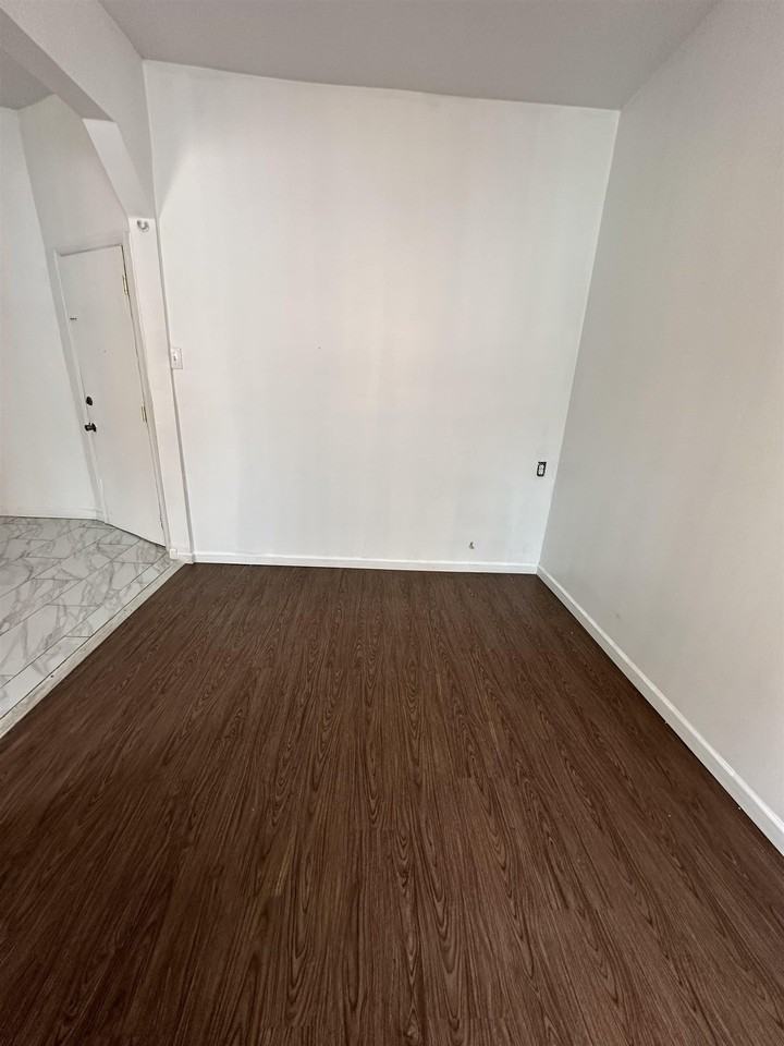 190 Clinton Ave #4 - Photo 5 of 9