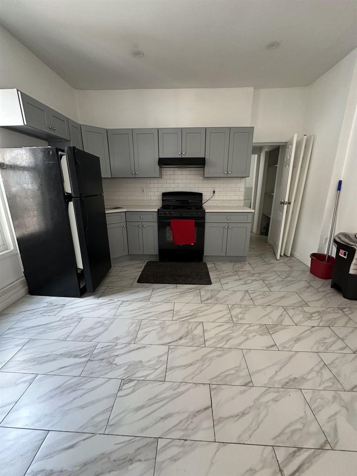 190 Clinton Ave #4 - Photo 6 of 9