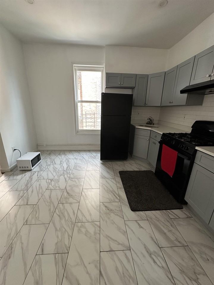 190 Clinton Ave #4 - Photo 7 of 9
