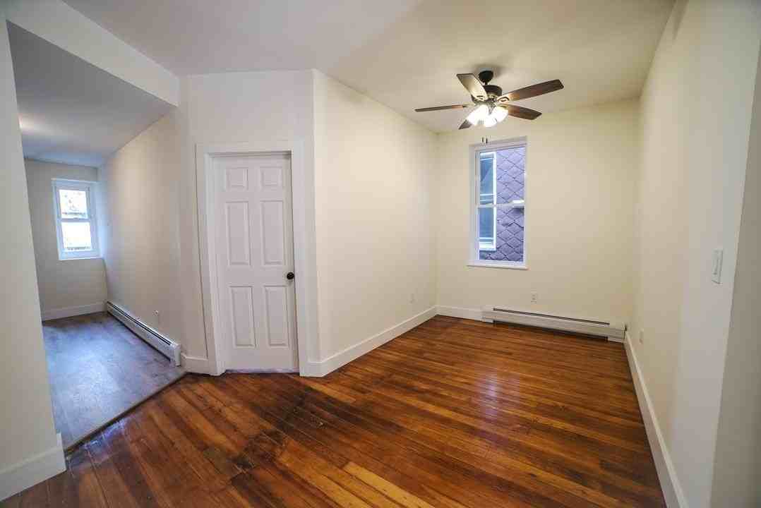 206 48th St #3 - Photo 5 of 21