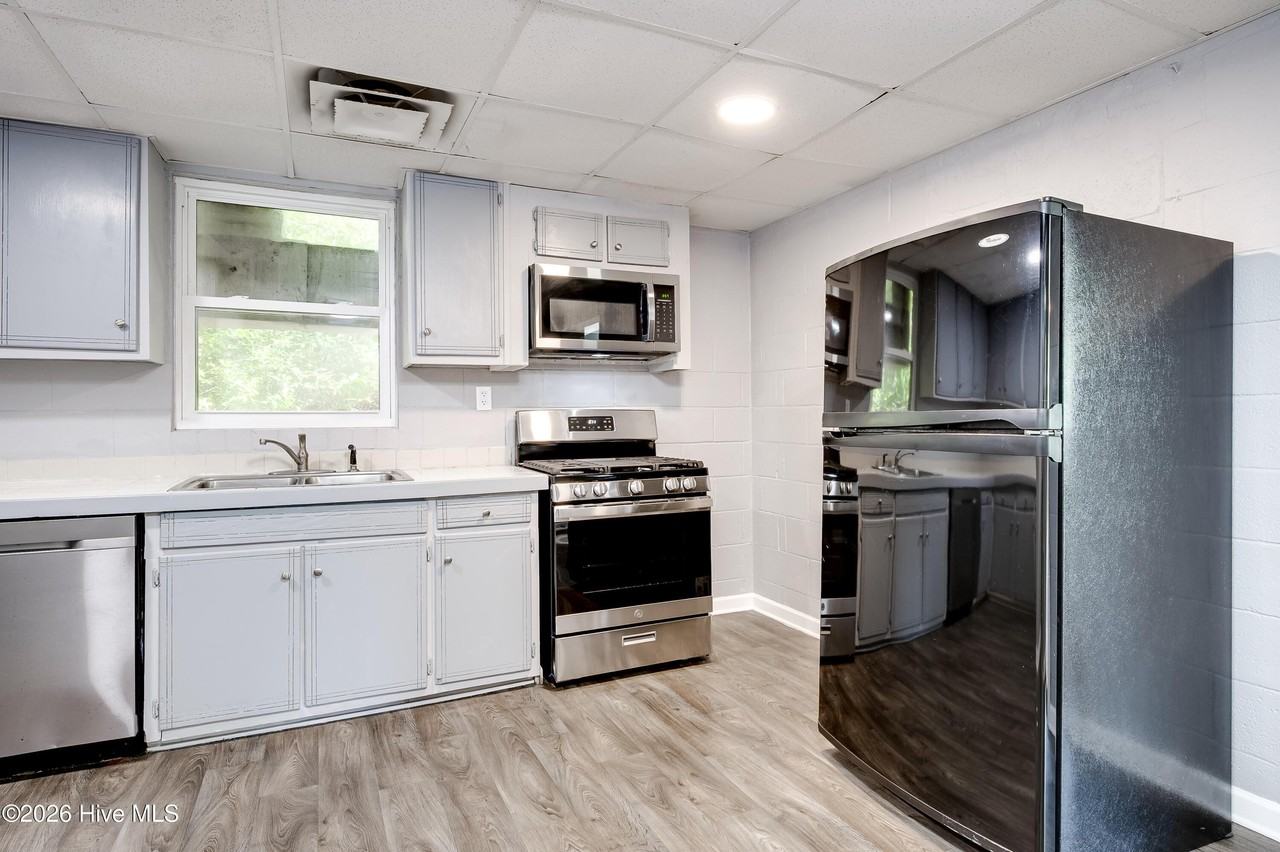 2107 Faircrest Ave #B - Photo 4 of 10